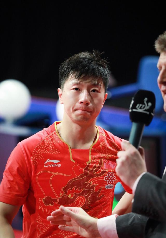 16日中午,马龙从国家队赶到天津权健乒乓球俱乐部,为乒超联赛拍摄宣传