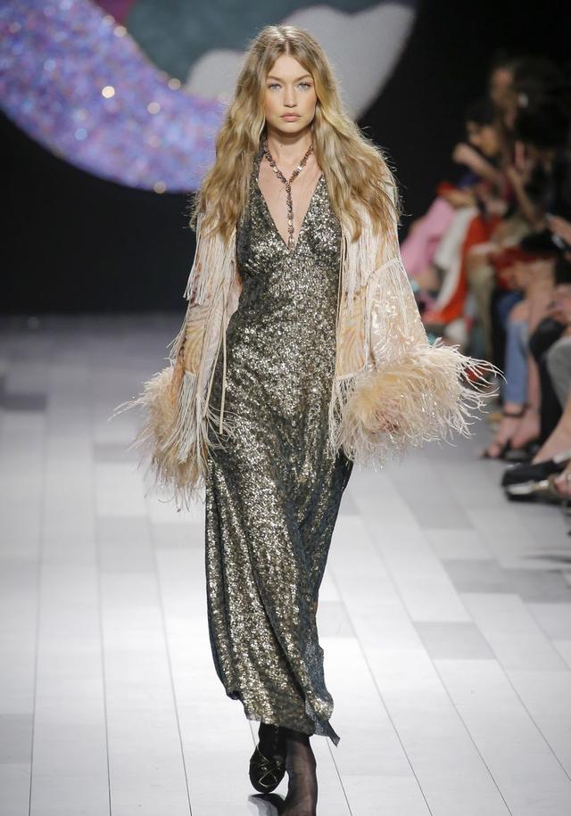 gigi hadid 走秀掉了鞋子,虽然眼睛大,但是你腿脚不麻利啊