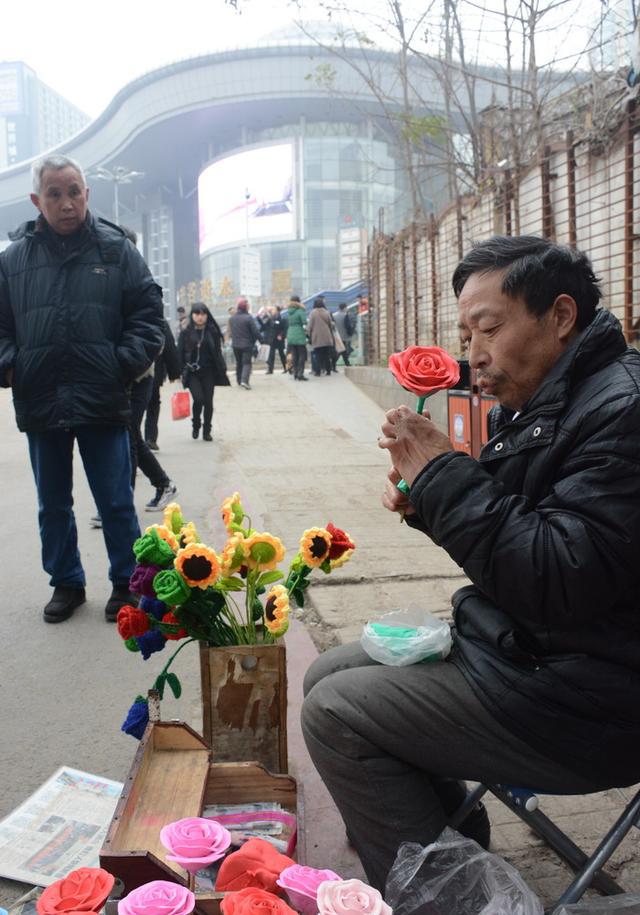 安徽籍乞丐艺人在武汉用残疾双手捏玫瑰向社会捐款30余万