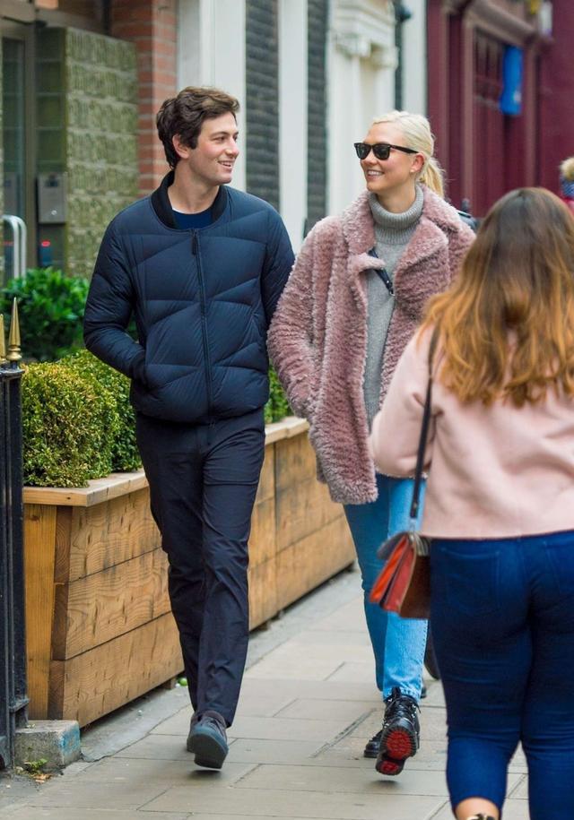 超模kk走红毯时是气场女王,跟男友出门逛街时却是小鸟依人!