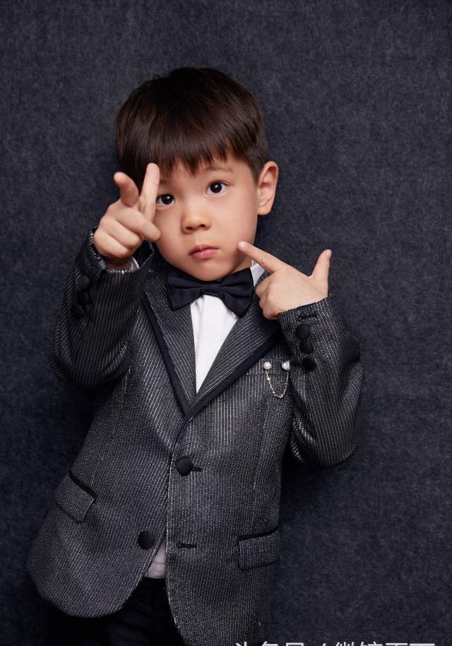 嗯哼大王参加澳门电影节,搞怪动作不断升级,爸妈都要扛不住啦