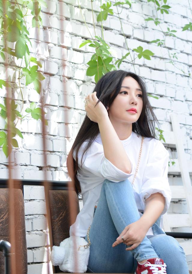 三套look少女感十足,柳岩先后以纯白衬衫搭配紧身牛仔裤,青春无敌