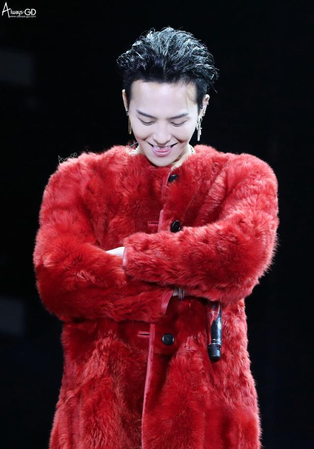 痞气,权志龙,身穿红色皮草一开口,鸡皮疙瘩起来了