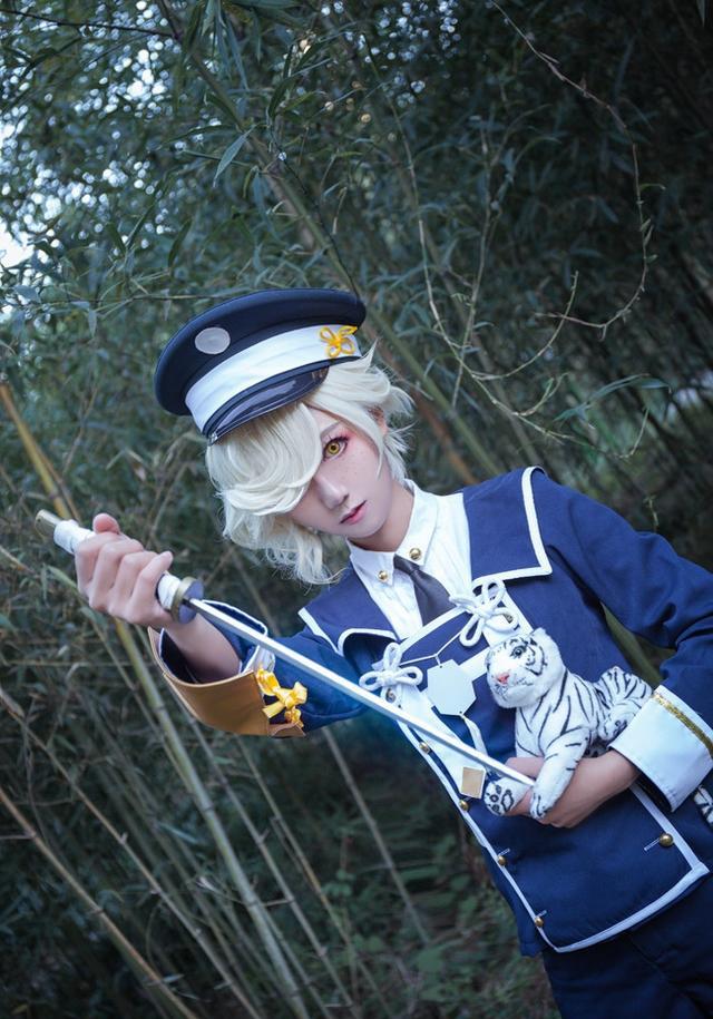 刀剑乱舞五虎退cos可爱的小老虎快来给我摸摸头