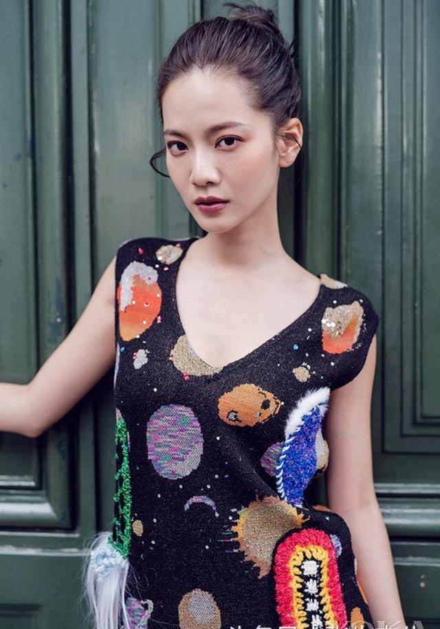 曾之乔巴黎街拍曝光,玩转活力帅气朋克风