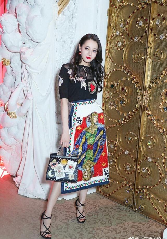 迪丽热巴这回厉害了,这么丑的连衣裙都能被她穿得风情万种
