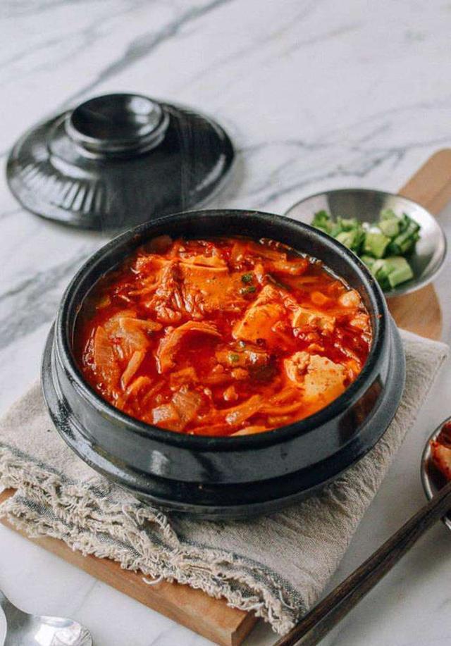 美食制作宝典:韩式石锅泡菜汤!