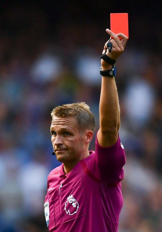 英格兰昏哨将执法联赛杯决赛 曼城曾多次在他身上吃亏