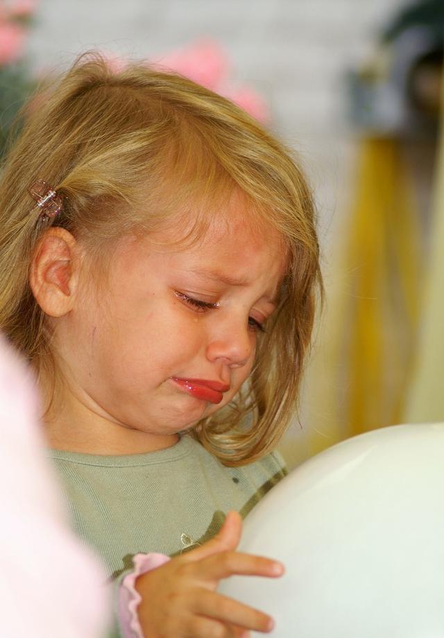 乌克兰儿童哭泣图片图片