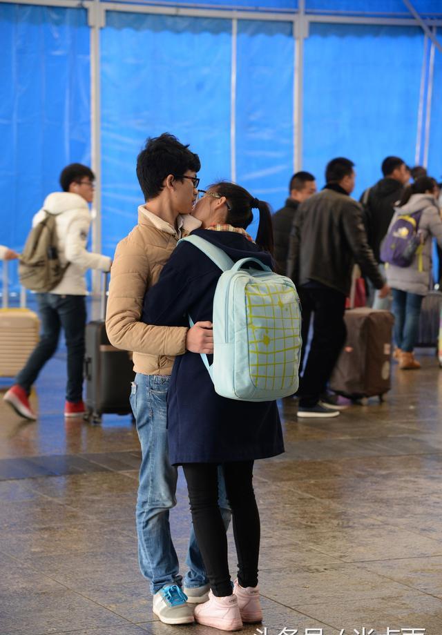 春运时分,离别的车站,又该有多少情侣相拥分开?