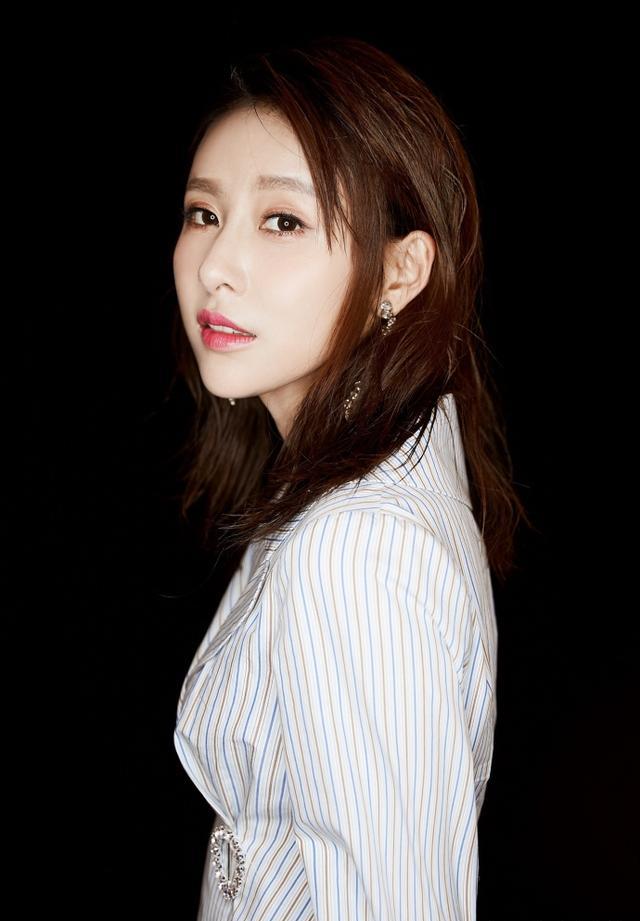 出席时尚盛典,别人都是西装礼服,而她却一身破洞牛仔裤吸睛无数