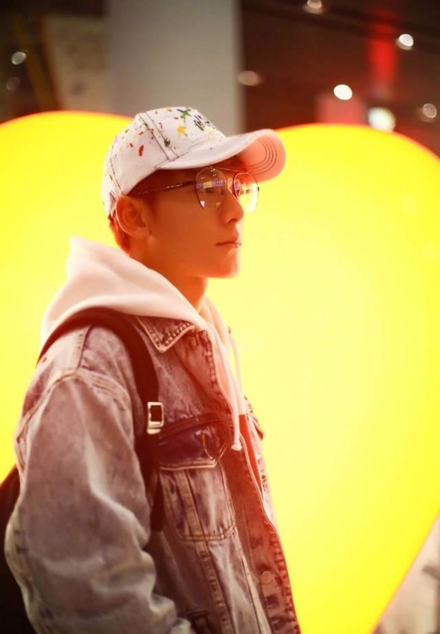 亲爱的客栈陈翔橙现身首都机场,牛仔外套这么搭时尚又潮流