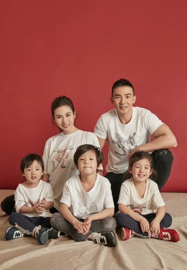 刘畊宏妻子分享全家福
