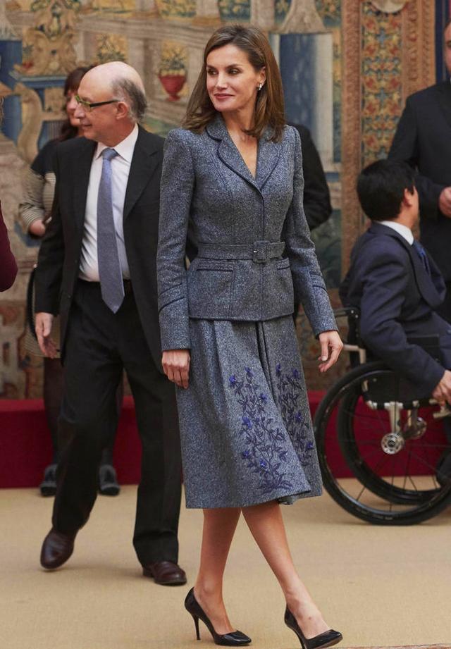 西班牙王妃莱蒂齐亚穿套装优雅现身 尽显干练风范