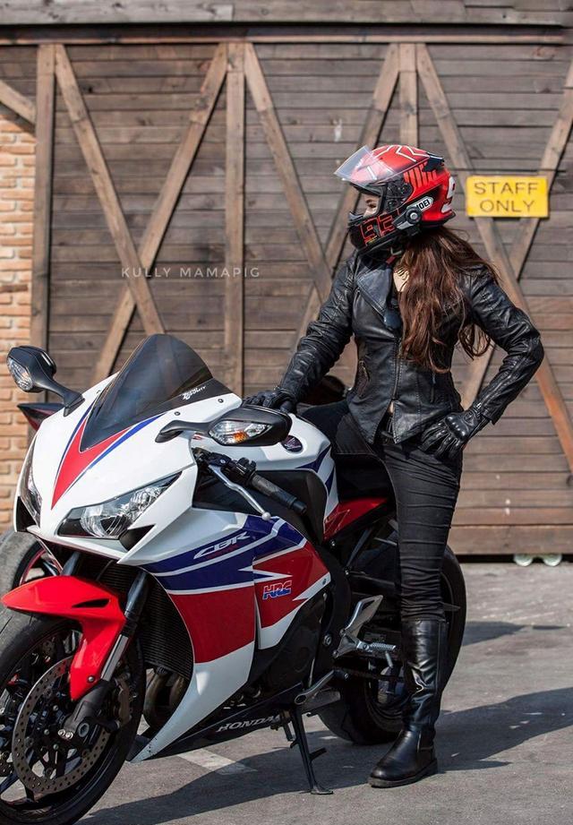 泰国女孩与本田cbr的机车恋情