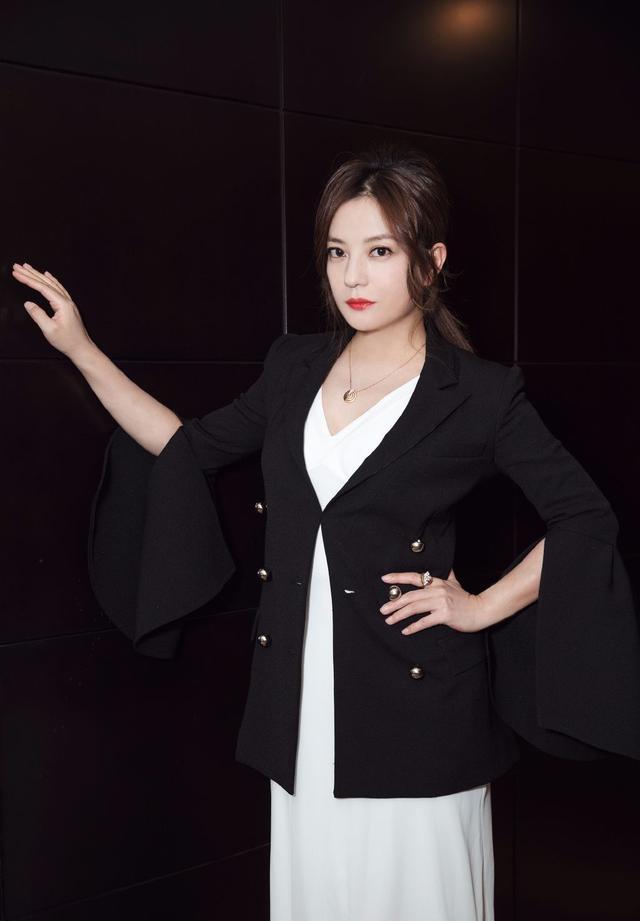 赵薇喇叭袖西装穿出时尚新高,头次发现这么有boss范