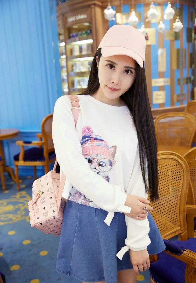 尤物萱萱气质街拍靓丽短裙写真