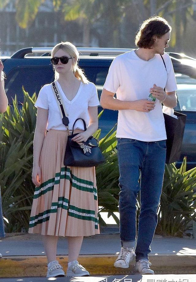 达科塔范宁牵男友秀幸福 艾丽范宁短裙白到发光