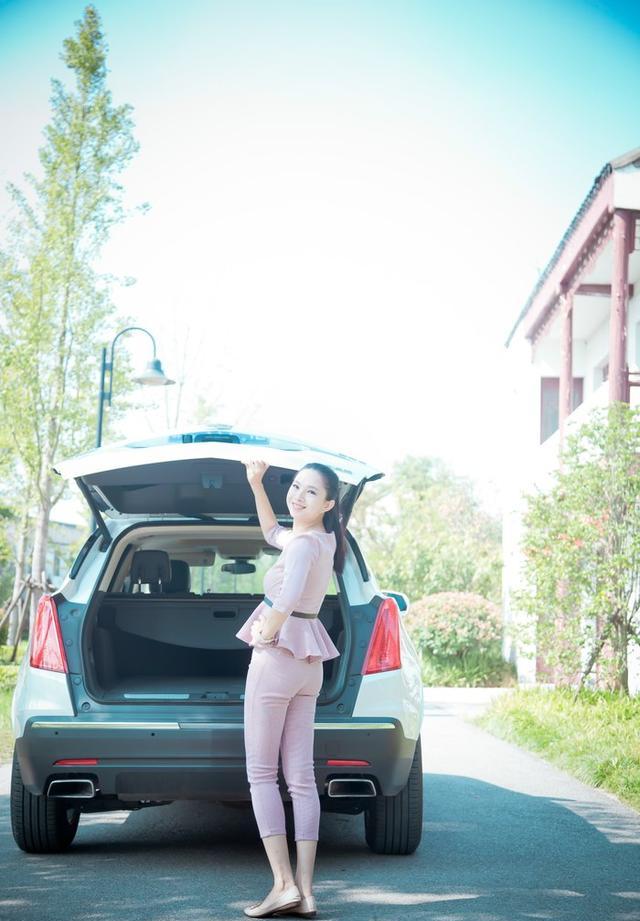 厉害了我的哥,长腿模特媳妇儿当凯迪拉克车模