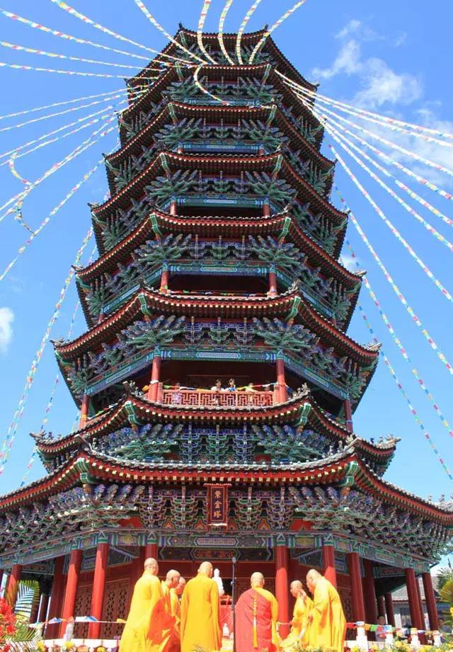 紫金塔沿环城的青龙水系徜徉在古色古香的建筑群中,高耸的紫金塔,彩绘