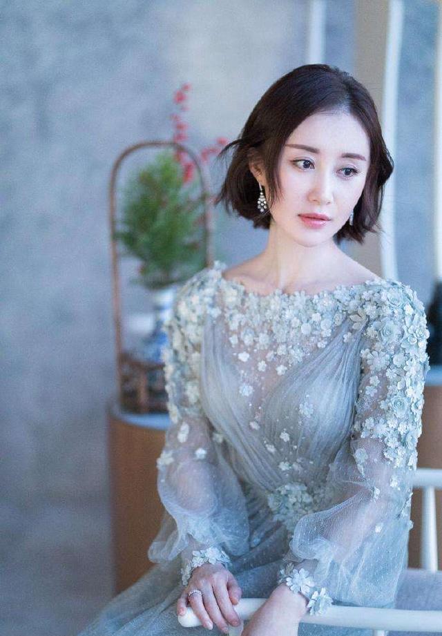 又或者的这样的画风,很多人认为舒畅很瘦,一旦穿上礼服