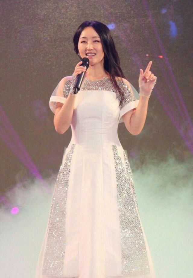 玉女杨钰莹突然变风格了?短发 长靴,看起来不要太帅气!