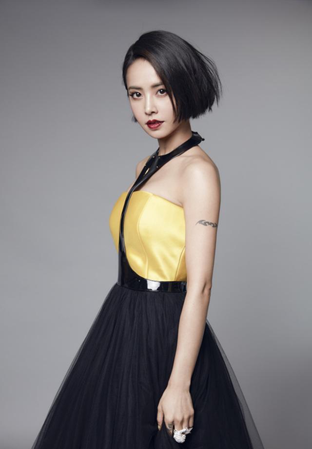 蔡依林简约长裙优雅迷人,复古红唇魅力十足