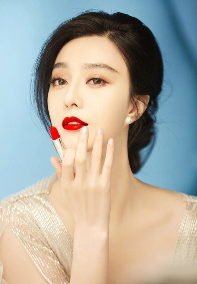 范冰冰晒照,手捧二斤香水,看到价格瞬间傻了!