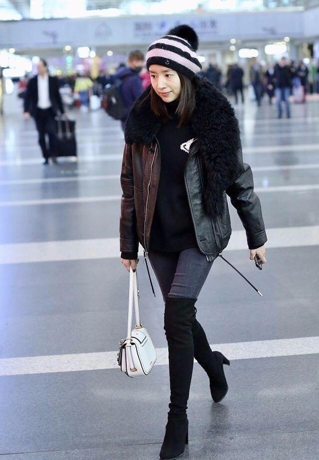 董洁长靴造型漂亮,但是有些许瘦,希望可以多吃点