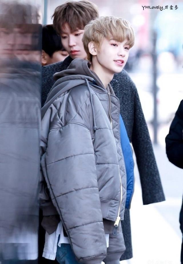 而后的出行中,富贵的服装也是富贵到底,出镜率最高的是这件vatemenst