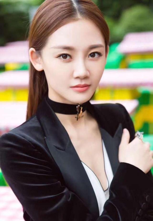 芳华女主苗苗清新甜美,冯小刚直言"舒服",这个词网友用得最多