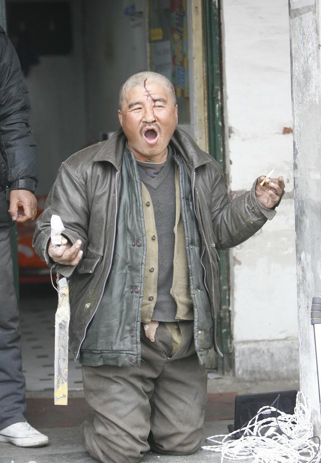 民工买水被拒,乞丐出手相助,众人知晓原因后恍然大悟