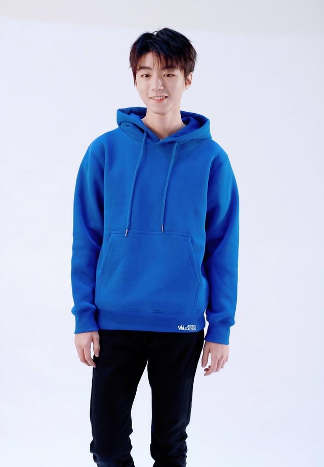 王俊凯清新大片 蓝色卫衣搭配黑色长裤帅气时尚