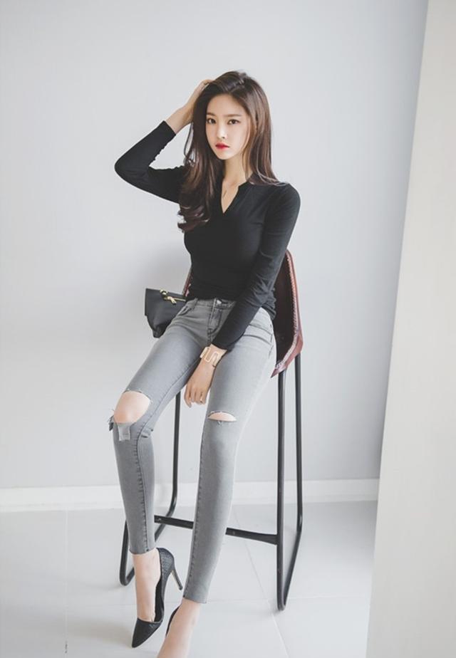 气质美女,长腿紧身牛仔裤搭配!