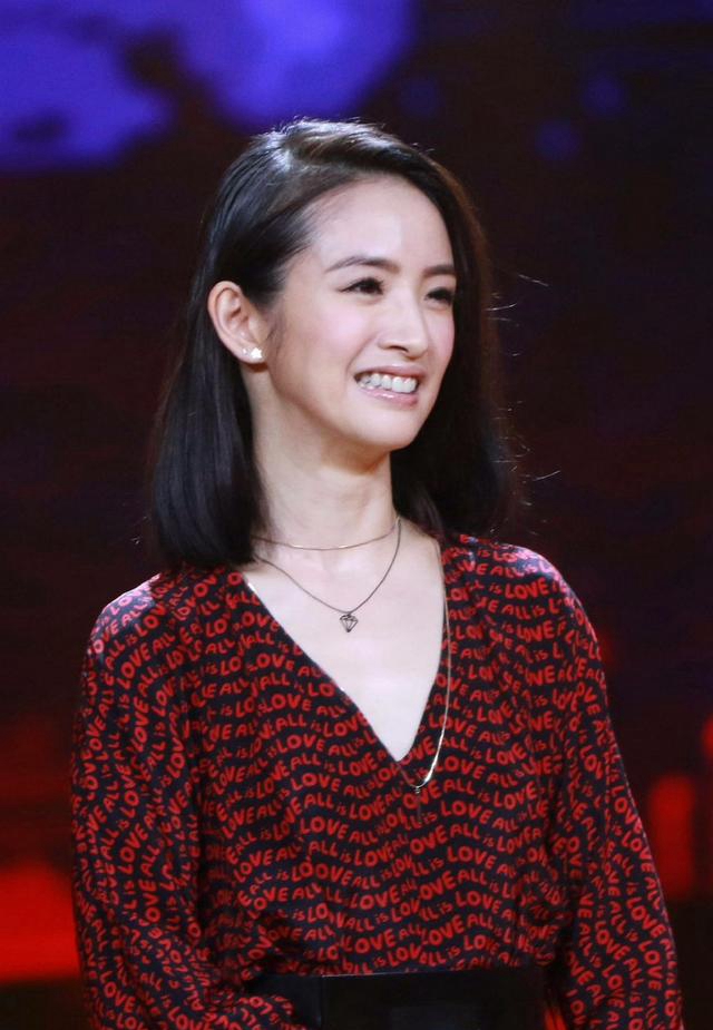 林依晨太瘦了吧,穿碎花套装显老十岁,网友:说好的氧气少女呢?