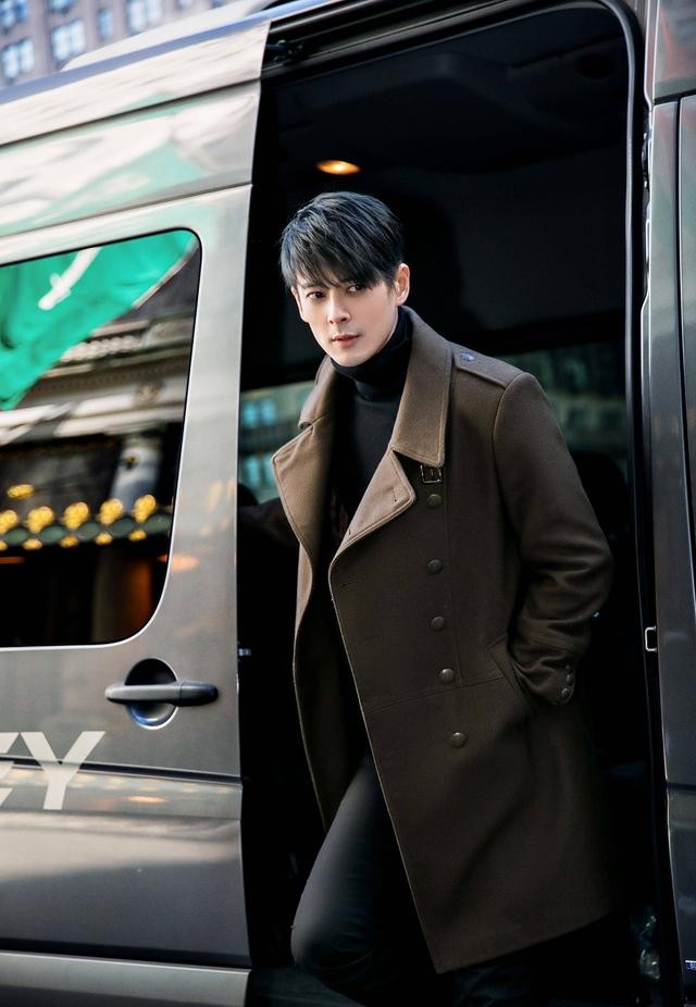 《谈判官》中饰演秦天宇的郭品超 漫步在异国街头帅气潇洒_新浪看点