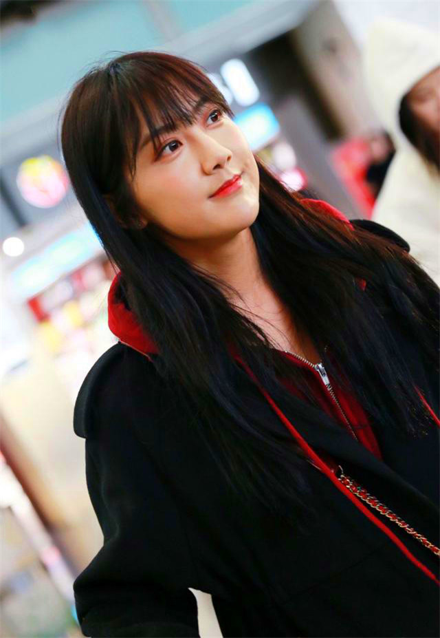 李艺彤穿黑色大衣现身机场面,网友:手里抱的东西是亮点!