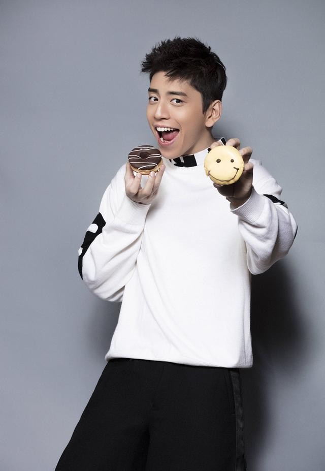 王大陆黑白色调休闲装简约大气 绽放暖心笑容尽显温柔男友力