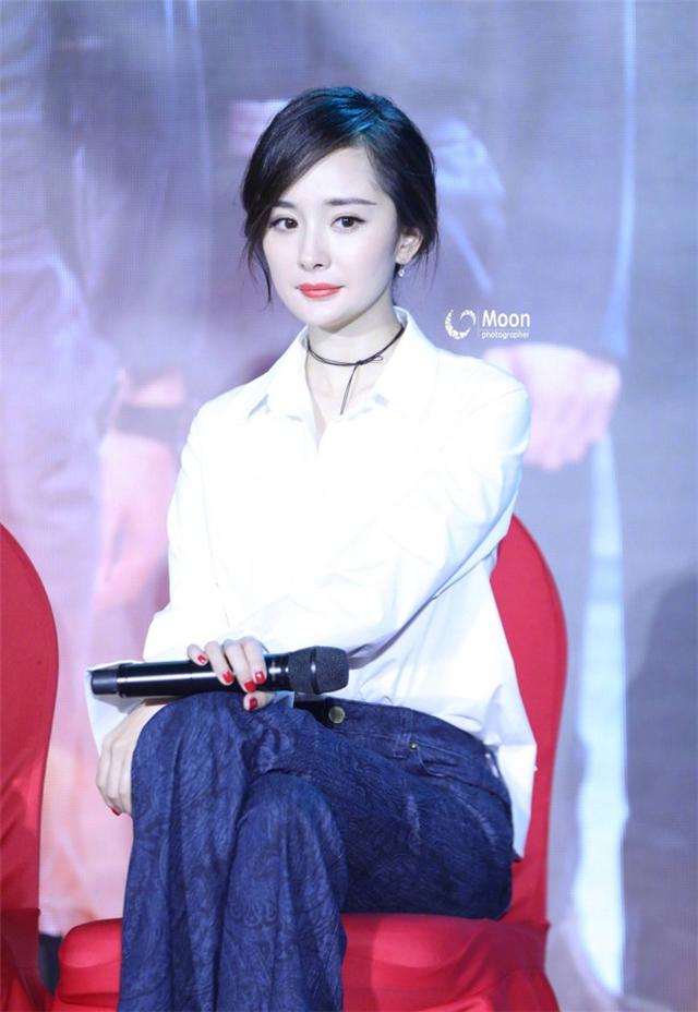 杨幂新剧来袭 出席活动将衬衫穿出了仙气儿 网友:少女感不能丢