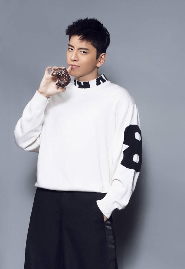 王大陆黑白色调休闲装简约大气 绽放暖心笑容尽显温柔男友力