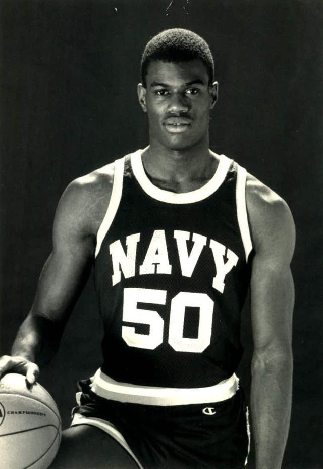 美军潜水艇上服役过两年 拥有最完美中锋身材的"海军上将"