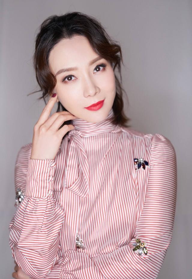 陈数旗袍穿的美, 时装更让人心醉 网友: 谁叫人家实用呢!