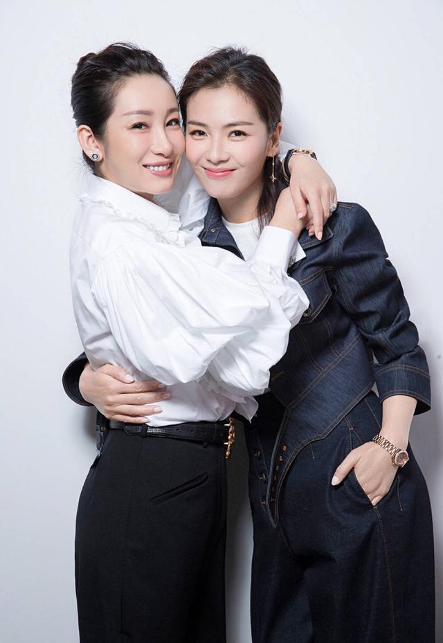 刘涛秦海璐同框,前者更显小,刘涛十足的好女人