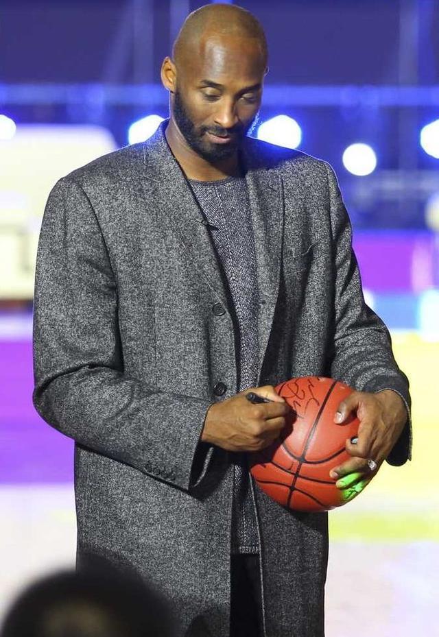 nba科比中国行 退役后发福 胡须大叔范十足!