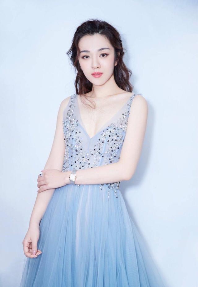 王晓晨还能这么萌?看着就好欣喜,大v领的礼服最有味