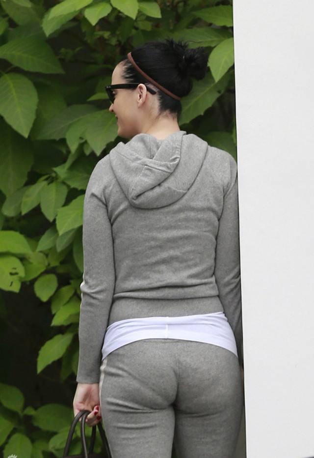 紧身裤不像一般的裤子那样宽松,所以选择正确的内裤尤为重要.