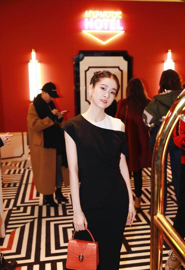 张雪迎出席米兰时装周展示活动 落盘发复古优雅与粉丝合照签名