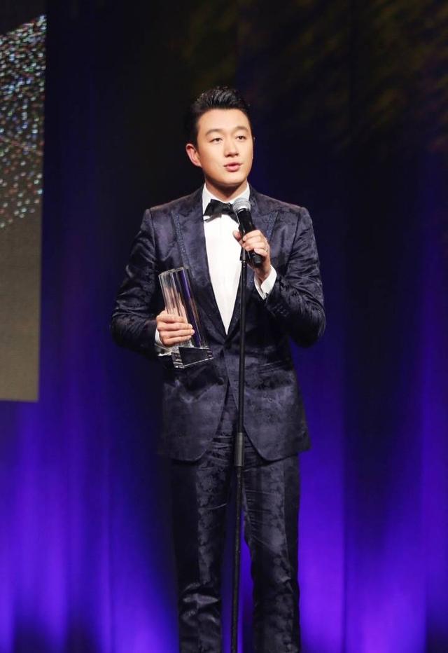 佟大为帅气亮相悉尼国际华语电影节摘得最受欢迎男演员奖