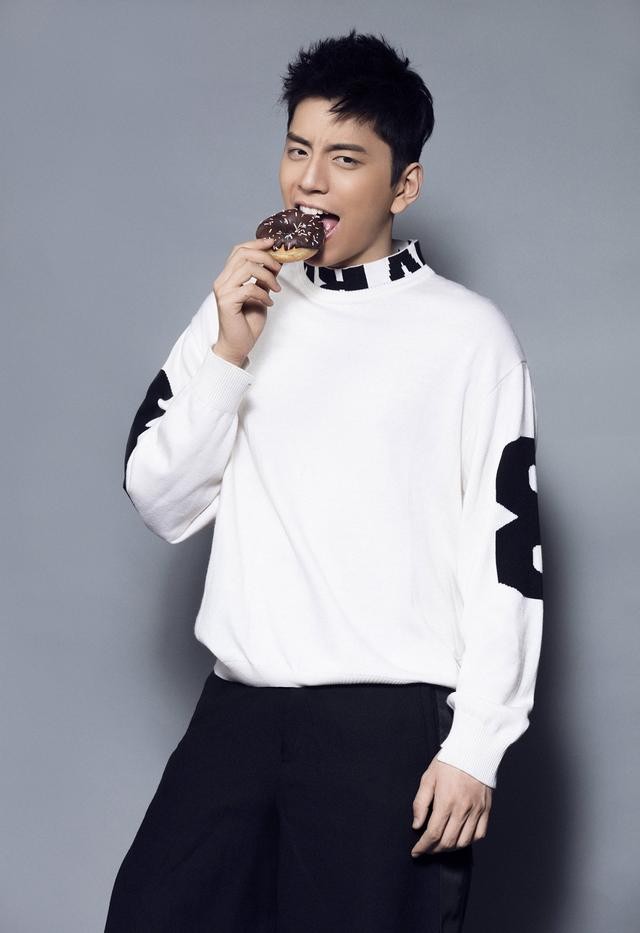 王大陆黑白色调休闲装简约大气 绽放暖心笑容尽显温柔男友力