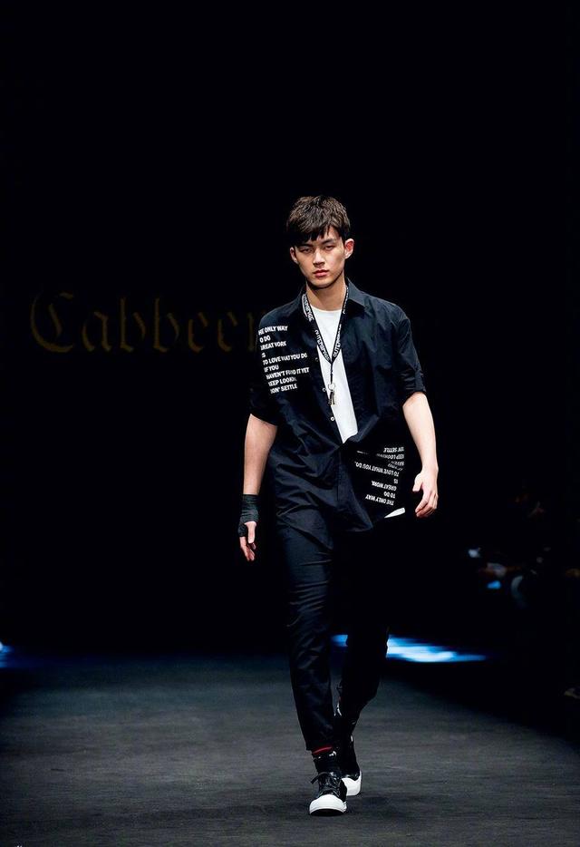 董力首度合作关晓彤一起演唱 被称高默契高颜值高海拔